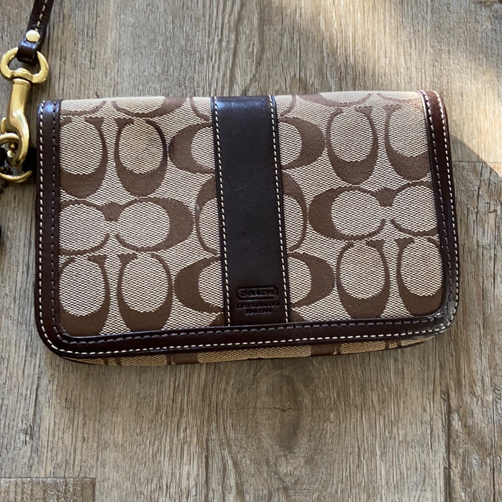 Coach clutch wristlet  new w/our tags brown & tan